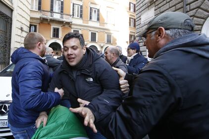 Scontri davanti la sede del Pd in Via del Nazareno 8
