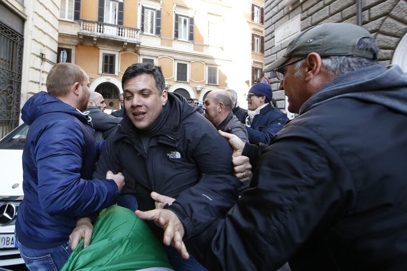 Scontri davanti la sede del Pd in Via del Nazareno 8