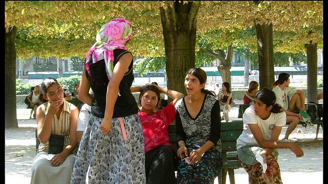 Rom minacciano la madre. Figlio le insegue con una mazza
