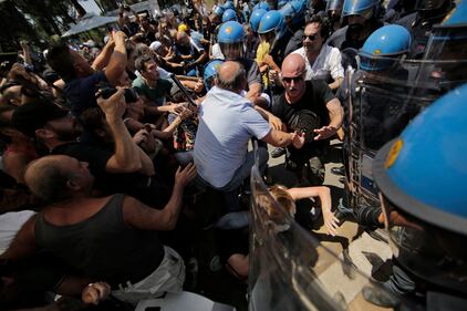 Blocchi contro i profughi, tensione con la polizia 11