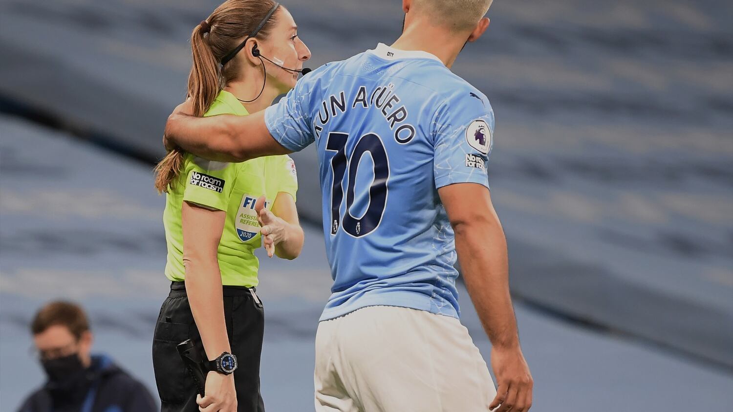 Giù le mani da Aguero. La guardalinee "toccata" è umanità non sessismo