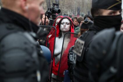 Gilet gialli, anche un gruppo di "Marianne" sfilano a Parigi 6