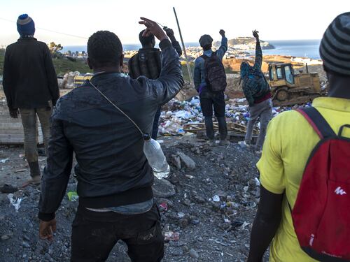 Ceuta, assalto al confine: 800 immigrati clandestini entrano in Spagna