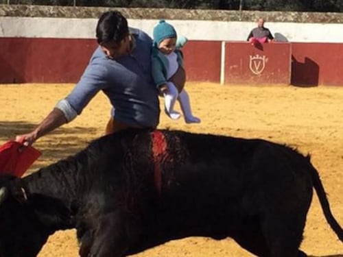 Fa la corrida con la figlia di 5 mesi. Il torero viene sommerso dalle critiche
