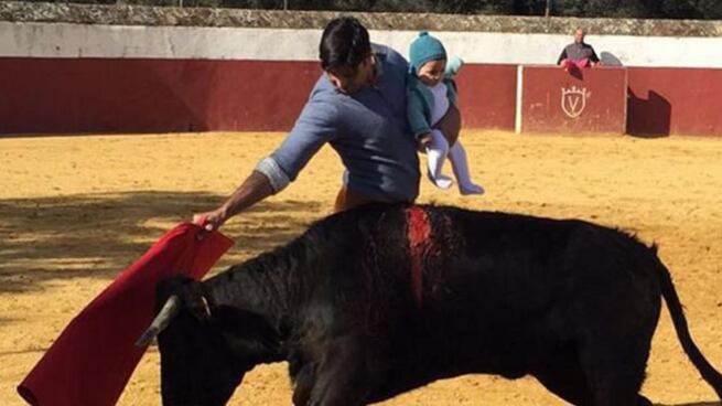 Fa la corrida con la figlia di 5 mesi. Il torero viene sommerso dalle critiche