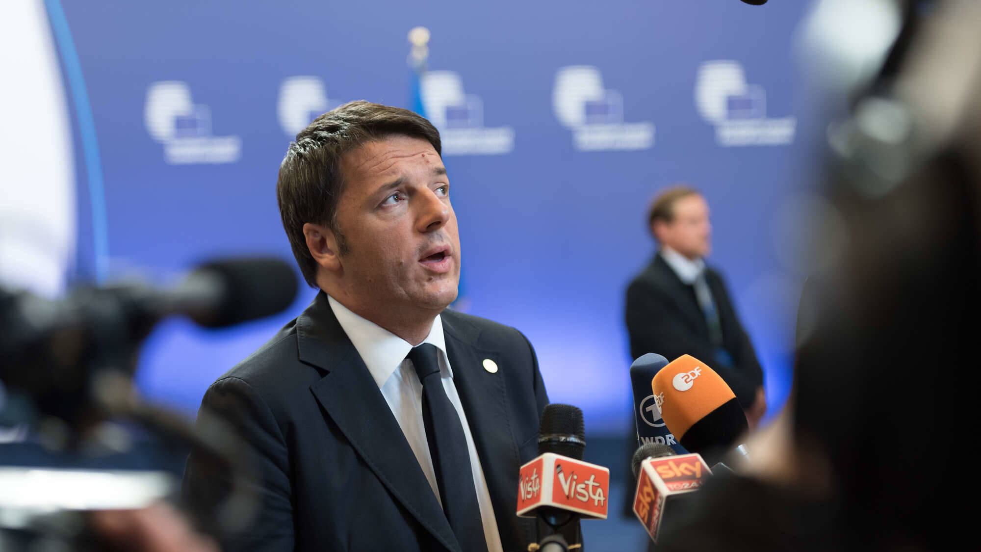 Renzi difende la manovra dagli attacchi della sinistra dem