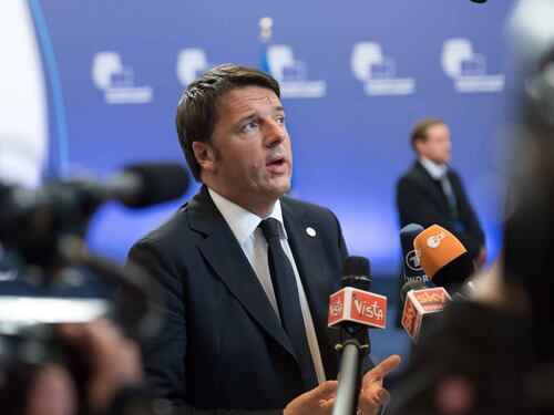 Renzi difende la manovra dagli attacchi della sinistra dem