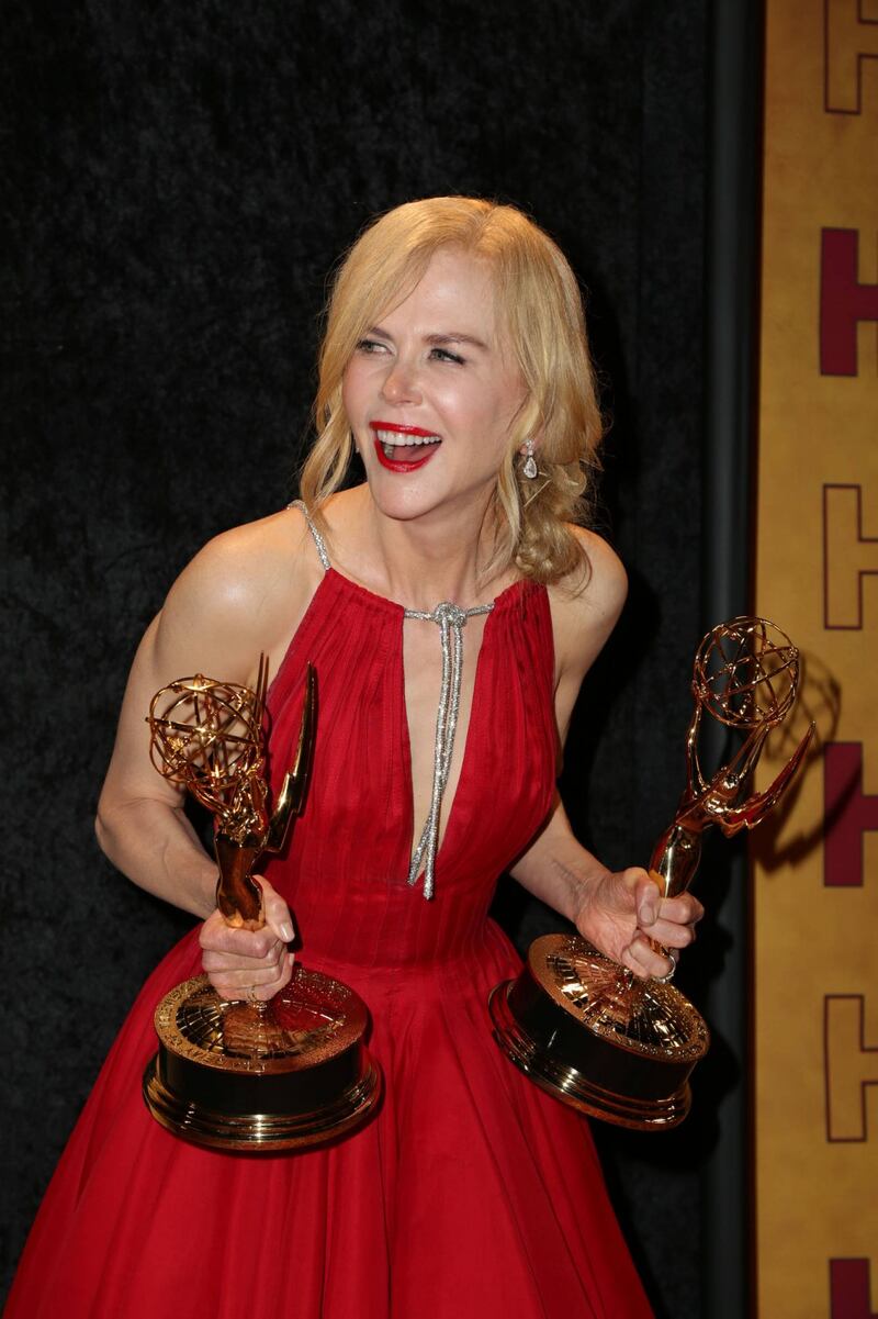 Nicole Kidman sexy in rosso agli Emmy Awards 2017 1