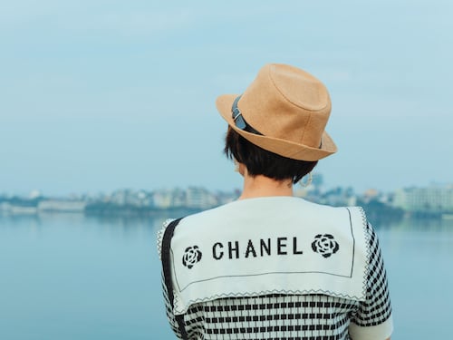 Le 5 regole di Coco Chanel valide a ogni età, anche per le donne over che vogliono sentirsi sempre eleganti