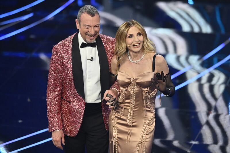 Sanremo 2024: ecco il look della quarta serata del Festival di conduttore, co-conduttrice e ospiti 9
