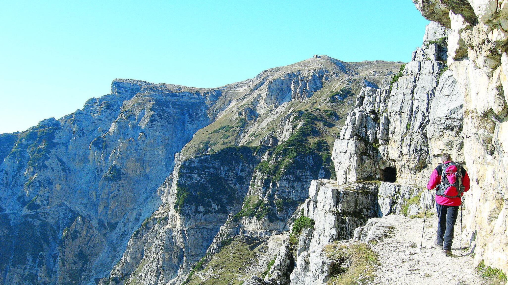 Cinquantacinque gallerie verso il Pasubio attraversano la Storia