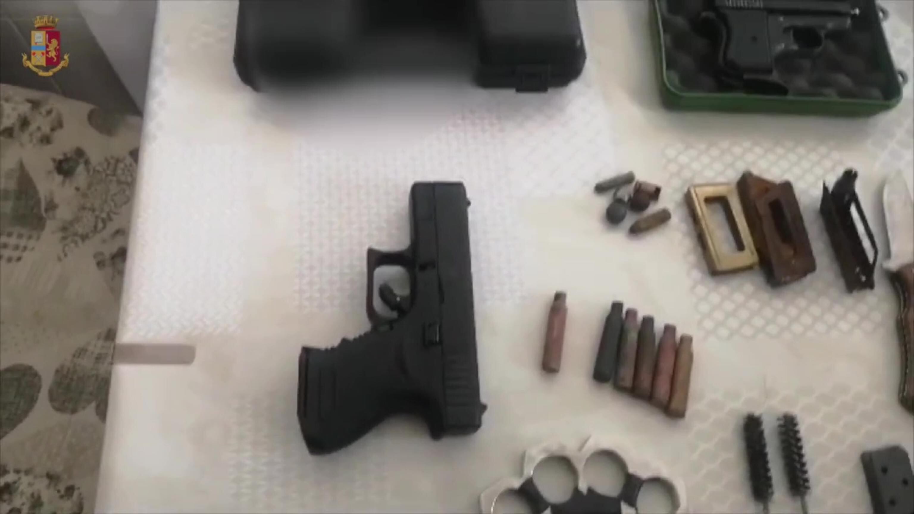 Armi e molotov, chat degli adolescenti. "Sono andato a scuola con una Glock"