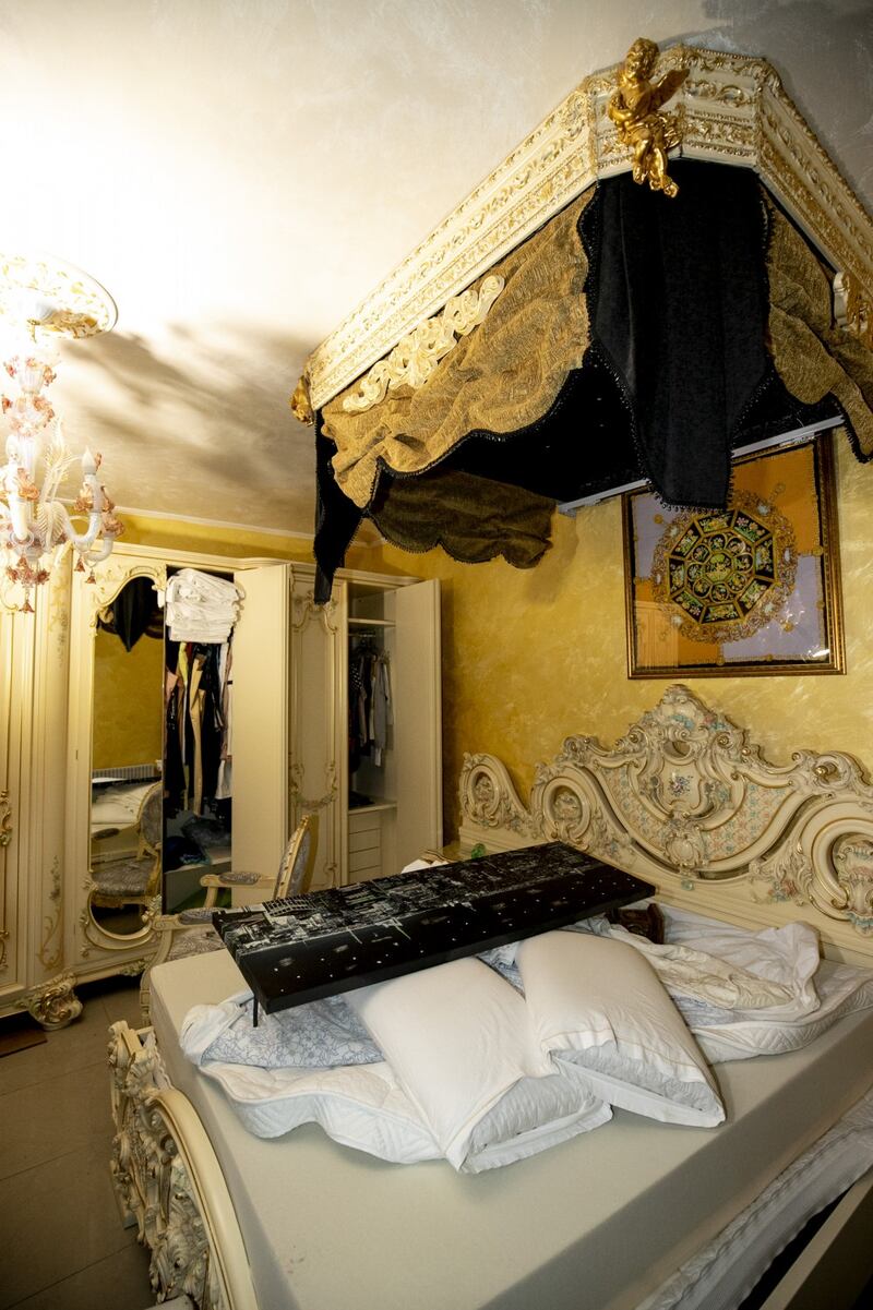 Lo sfarzo kitsch nei villini abusivi dei Casamonica 11