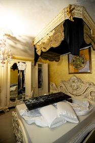 Lo sfarzo kitsch nei villini abusivi dei Casamonica 11