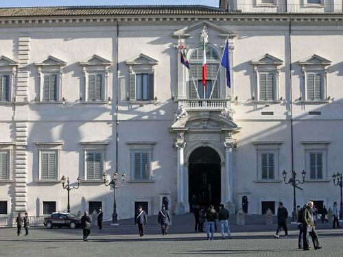 Uomo si dà fuoco davanti al Quirinale