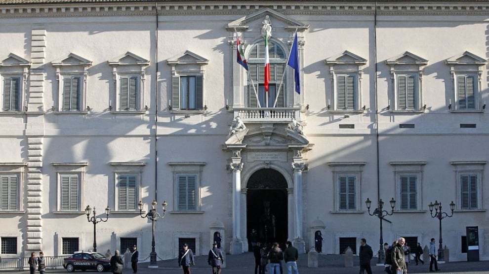 Uomo si dà fuoco davanti al Quirinale