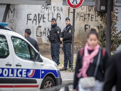 "Ha sentito delle voci...". Studente in Francia accoltella l'insegnante