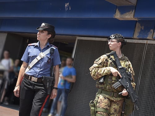Paura a Roma: tenta di colpire i militari con una bottiglia rotta