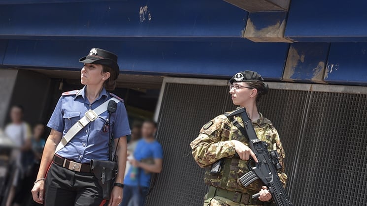 Paura a Roma: tenta di colpire i militari con una bottiglia rotta