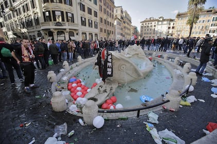 I tifosi del Feyenoord assaltano la Barcaccia