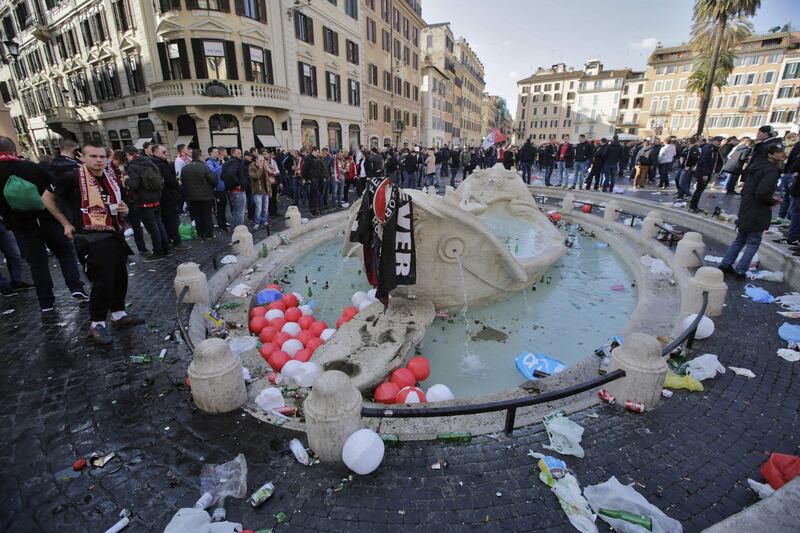 I tifosi del Feyenoord assaltano la Barcaccia
