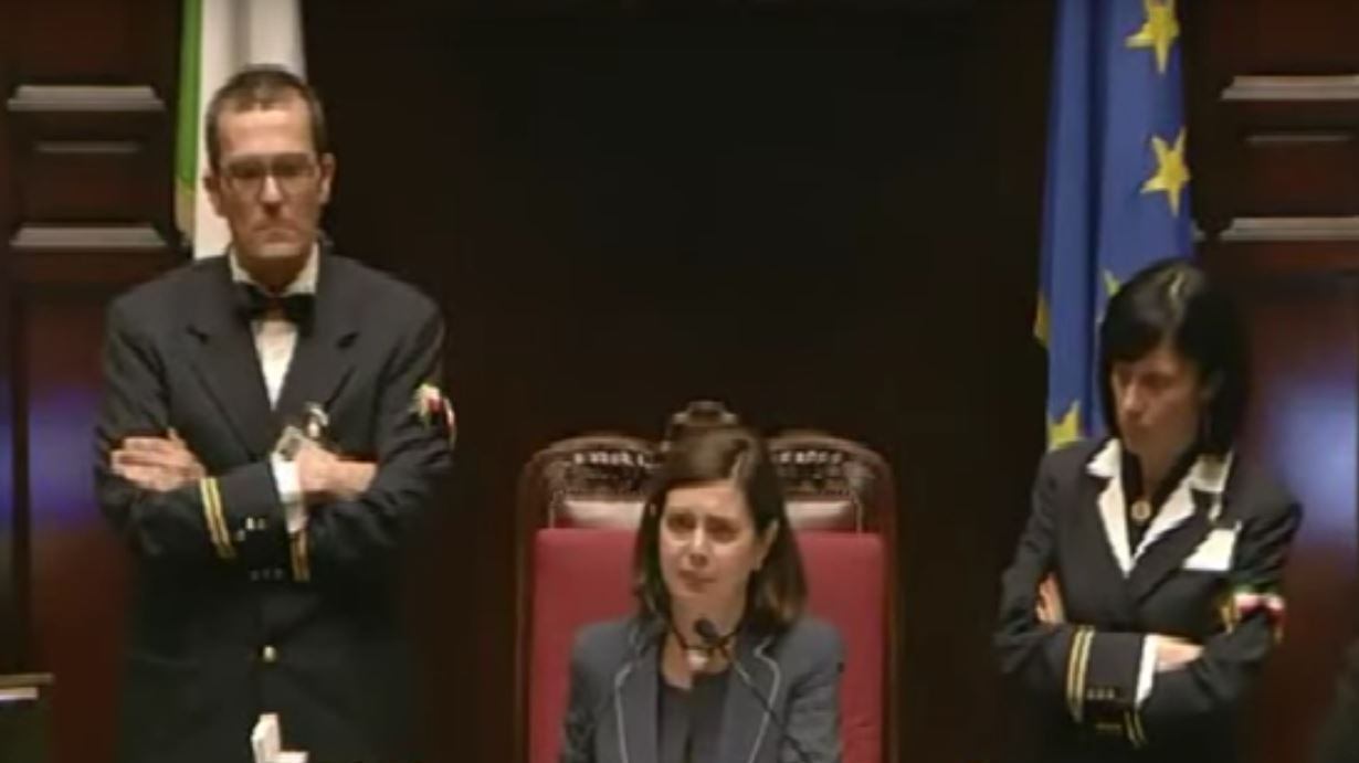 "Minuto di silenzio per le vittime" E dai banchi del Pd c'è chi grida no