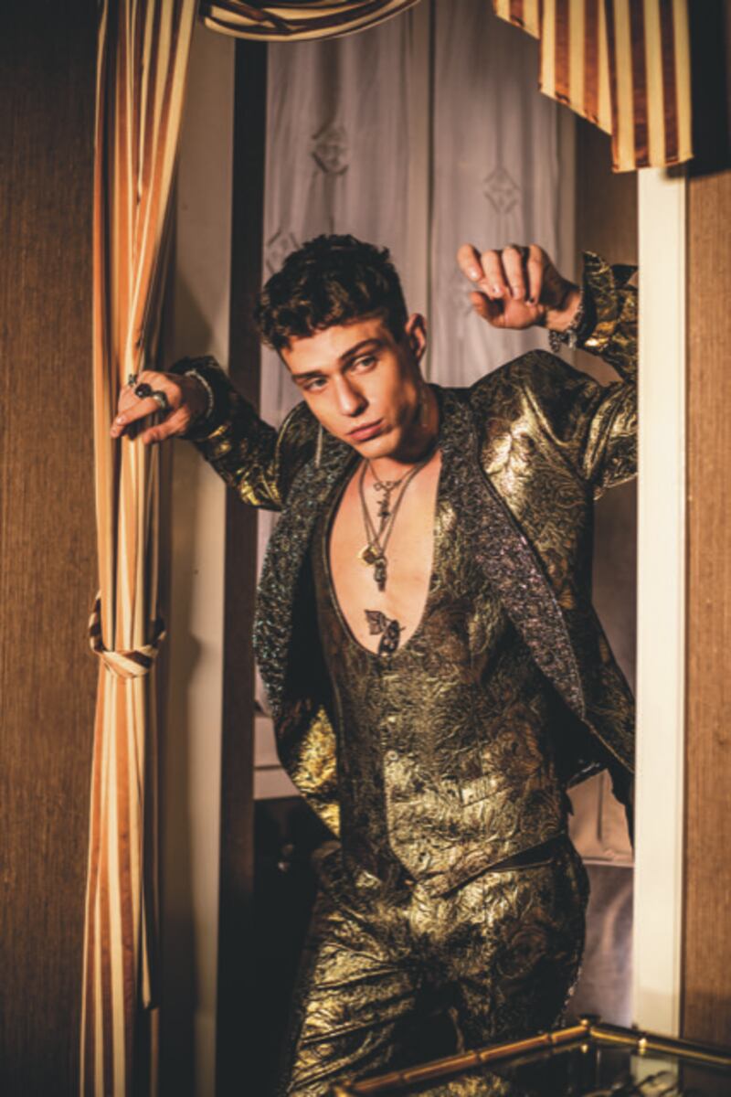 Irama, cantautore di successo da Amici a Sanremo  2