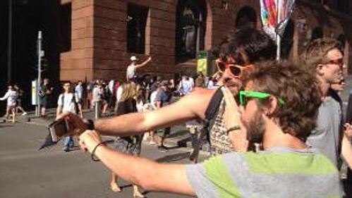 Sydney, i passanti si fanno i selfie davanti alla cioccolateria 6