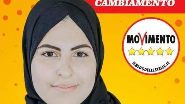 La candidata del M5S corre col velo islamico: è polemica sui social