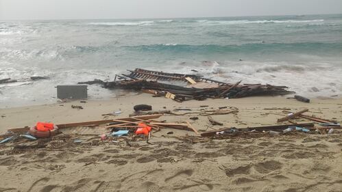 Naufragio in Calabria, si spezza barcone: decine di morti. Le foto 5
