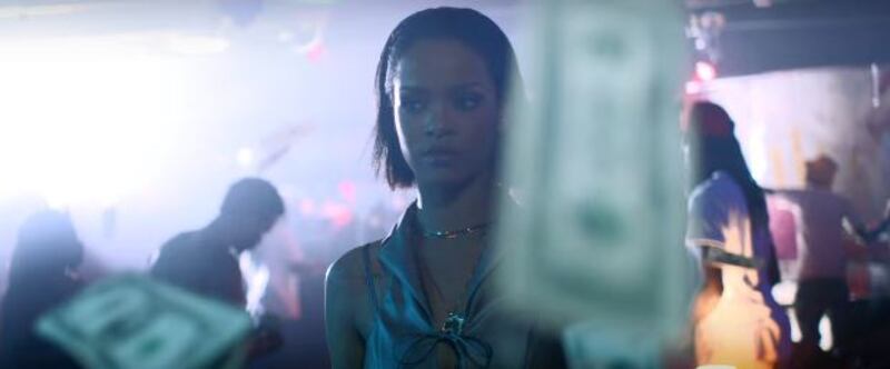 Rihanna, sexy killer in "Needed me": foto 3