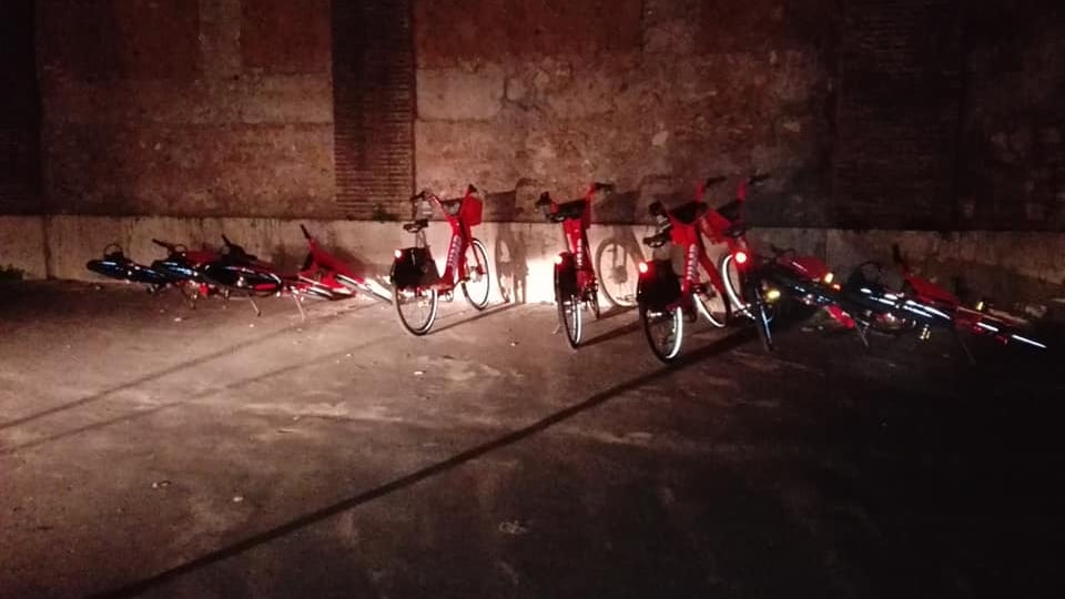 Roma, Uber lancia il bike sharing: ma le bici sono già nel mirino dei vandali