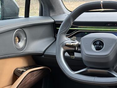 Lotus Eletre: guarda la gallery del nuovo suv elettrico anglo-cinese da 612 CV 18
