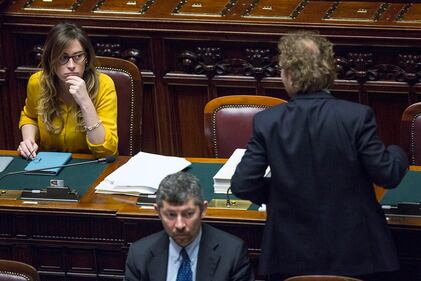 La Boschi in Aula attaccata al cellulare 9
