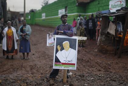 Bergoglio tra gli ultimi del mondo 5