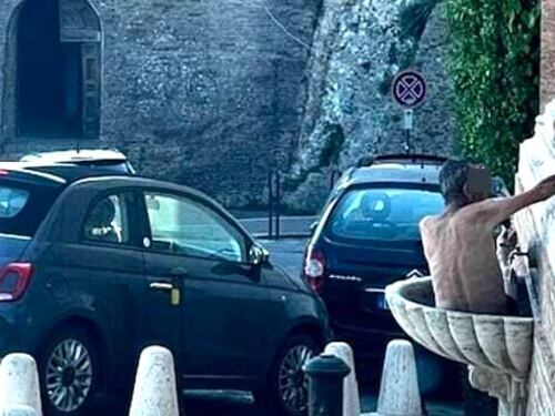 Perugia, si spoglia e si lava in una fontana del '600: l'inciviltà del turista