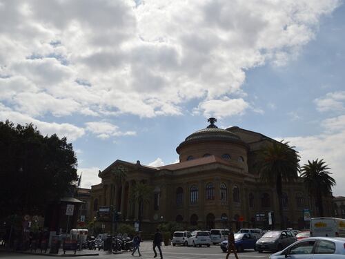Palermo, si schianta con l'auto e la lascia in mezzo alla strada