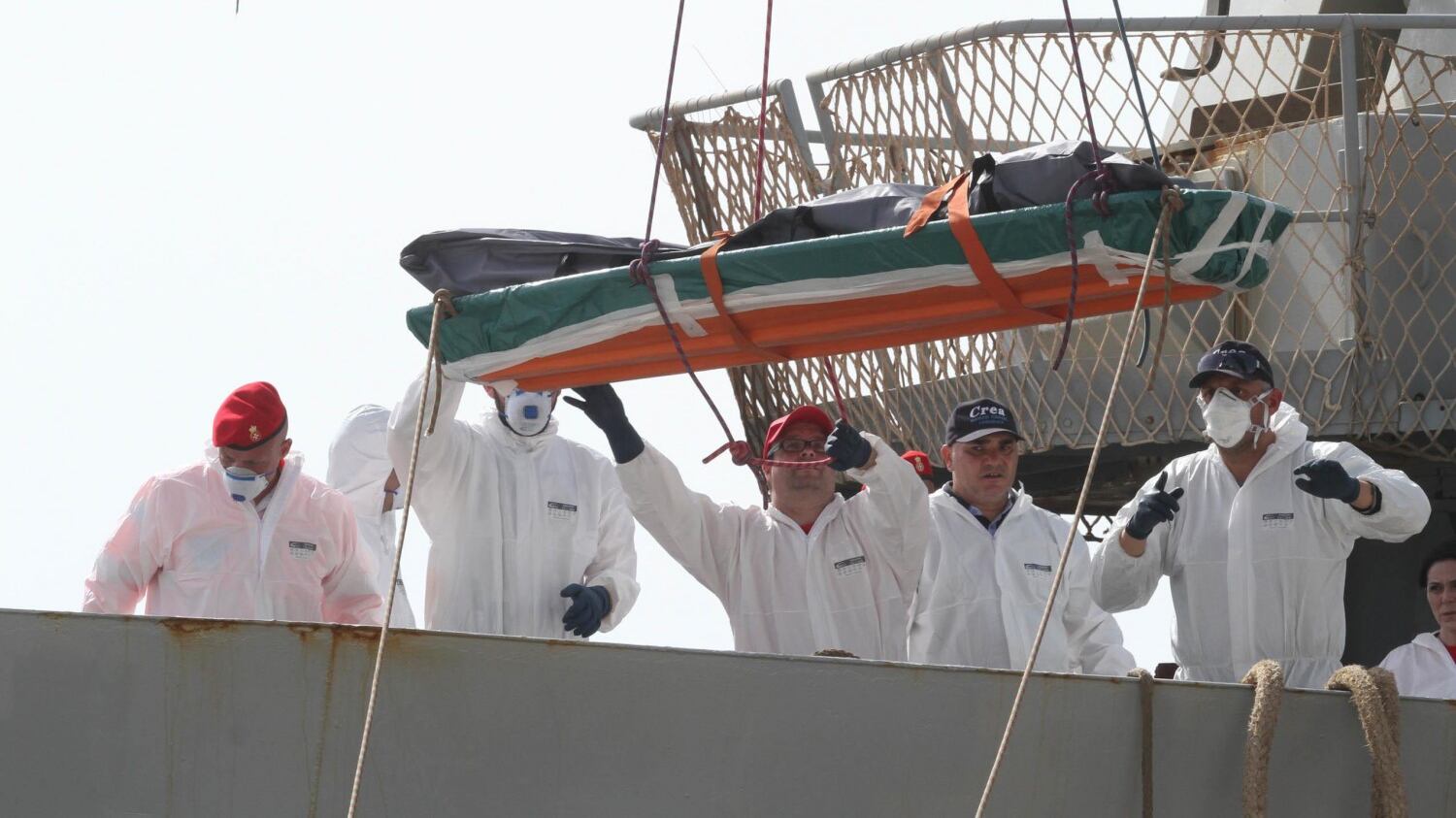 Gli scafisti prima della strage: "Teniamo i migranti a pane e acqua"
