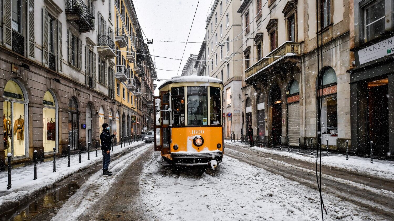 Bus bloccati e 50 alberi caduti. Caos per 20 centimetri di neve