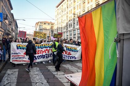 Gli studenti in corteo a Milano: alcuni indossano gilet gialli 4