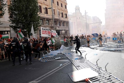 Proteste pro Palestina alla Vuelta, tensioni e cariche: ecco le immagini degli scontri di Madrid 13
