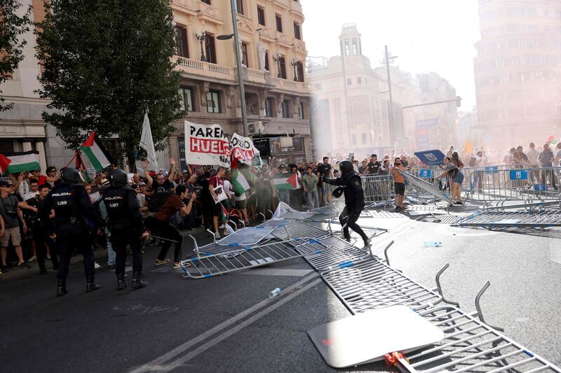 Proteste pro Palestina alla Vuelta, tensioni e cariche: ecco le immagini degli scontri di Madrid 13
