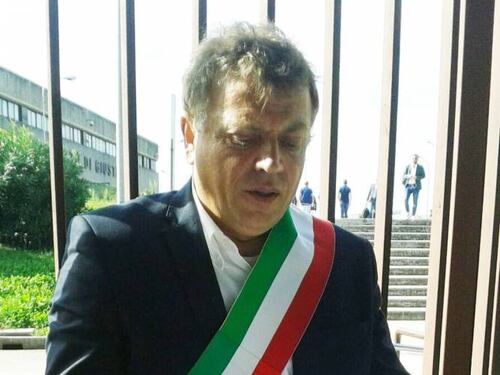 Lucera, il tribunale è nel totale degrado: il sindaco di incatena a palazzo di Giustizia