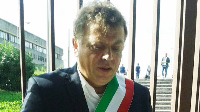 Lucera, il tribunale è nel totale degrado: il sindaco di incatena a palazzo di Giustizia