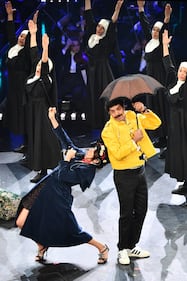 Sanremo, le gag del trio con gli ospiti 1
