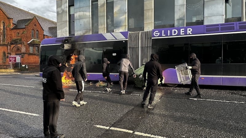 Belfast in rivolta: le immagini delle proteste anti migranti 14