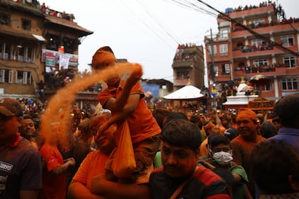 Bhaktapur si colora per il festival nepalese del Sindoor 11