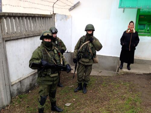 Le truppe russe circondano una base ucraina