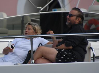 Vacanze in costume Ischia in pieno autunno per Christian De Sica e la moglie 7