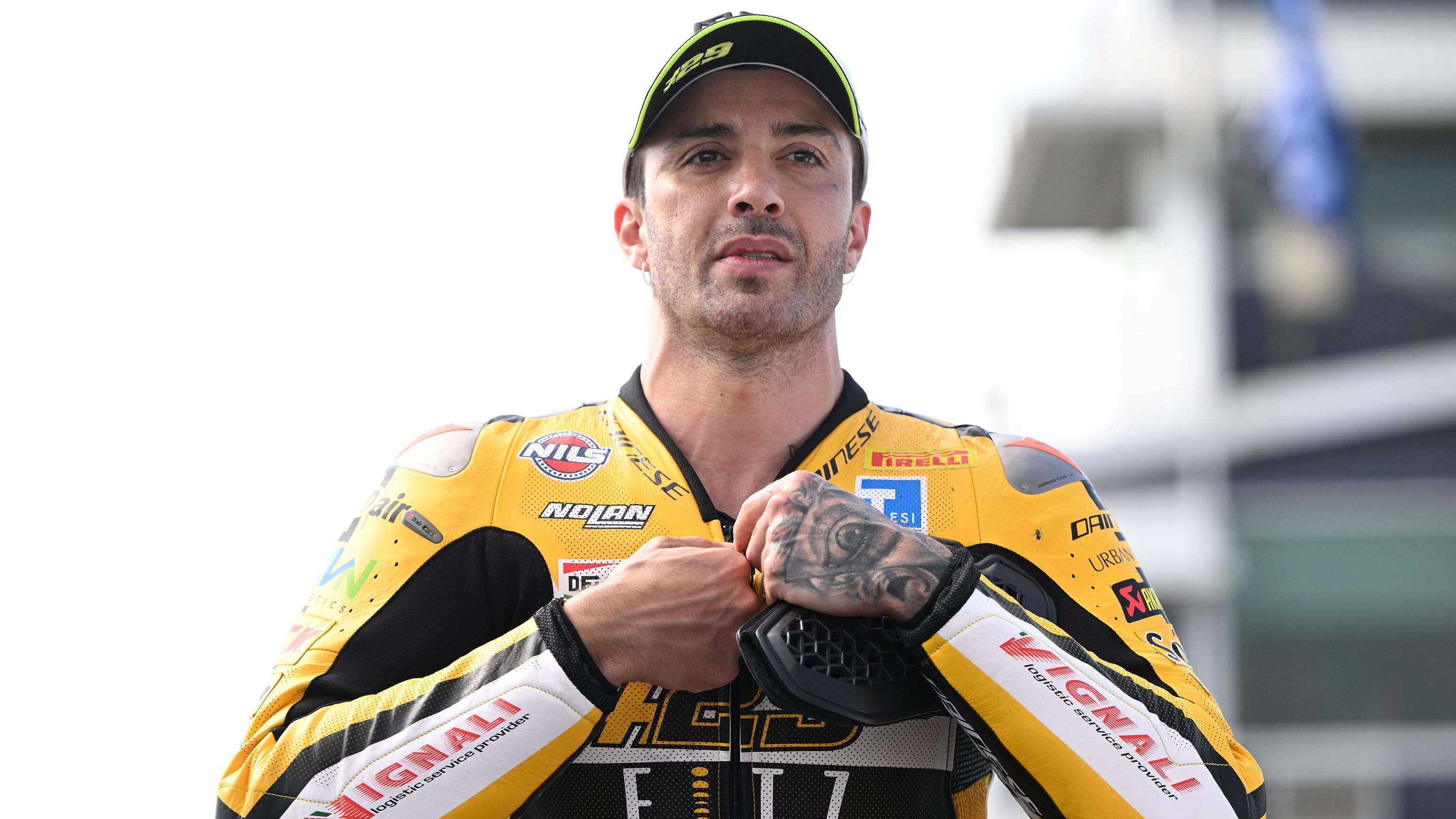 Andrea Iannone e i sex toys sul letto: la foto viene rimossa ma ormai è polemica